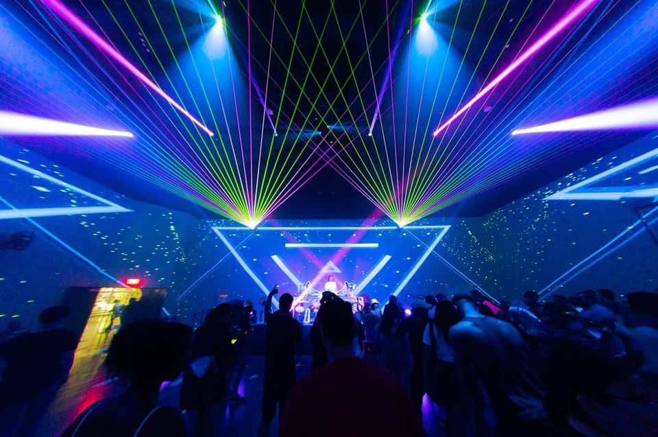 ¿Están abiertos los bares, discotecas y fiestas en la piscina en Las Vegas?