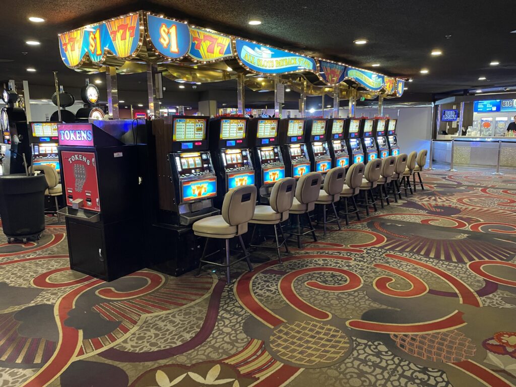 Los casinos de Las Vegas todavía ofrecen máquinas tragamonedas que funcionan con monedas y video póquer