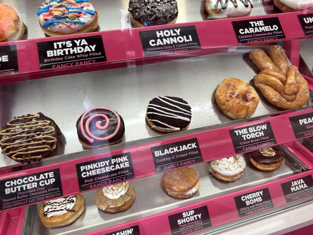 Una mirada al interior de Pinkbox Donuts – Plaza Las Vegas