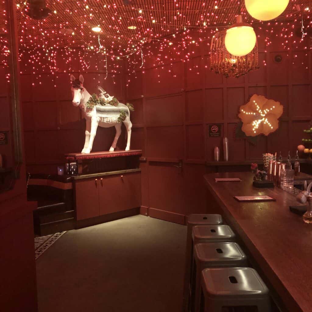 Cómo encontrar el Hidden Ghost Donkey Bar en Cosmopolitan