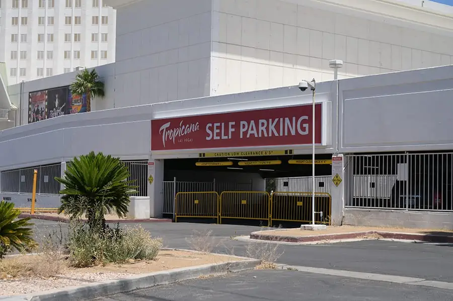Estacionamiento en Tropicana Las Vegas: tarifas de valet y estacionamiento sin asistencia