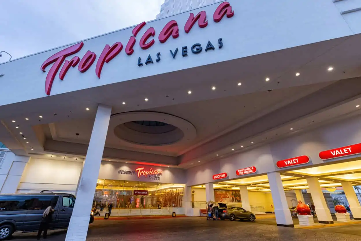 Estacionamiento en Tropicana Las Vegas: tarifas de valet y estacionamiento sin asistencia