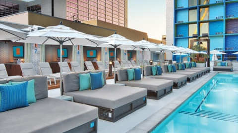 La PISCINA en The LINQ Hotel + Experience Las Vegas