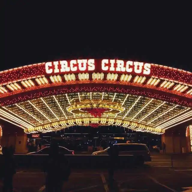 Circus Circus Parking: tarifas gratuitas de aparcamiento sin asistencia y servicio de aparcacoches