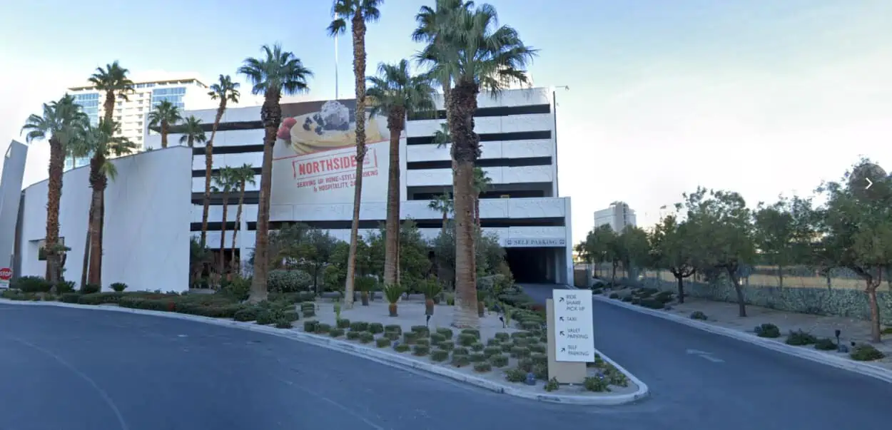 Estacionamiento en Sahara Las Vegas: tarifas de valet y garaje