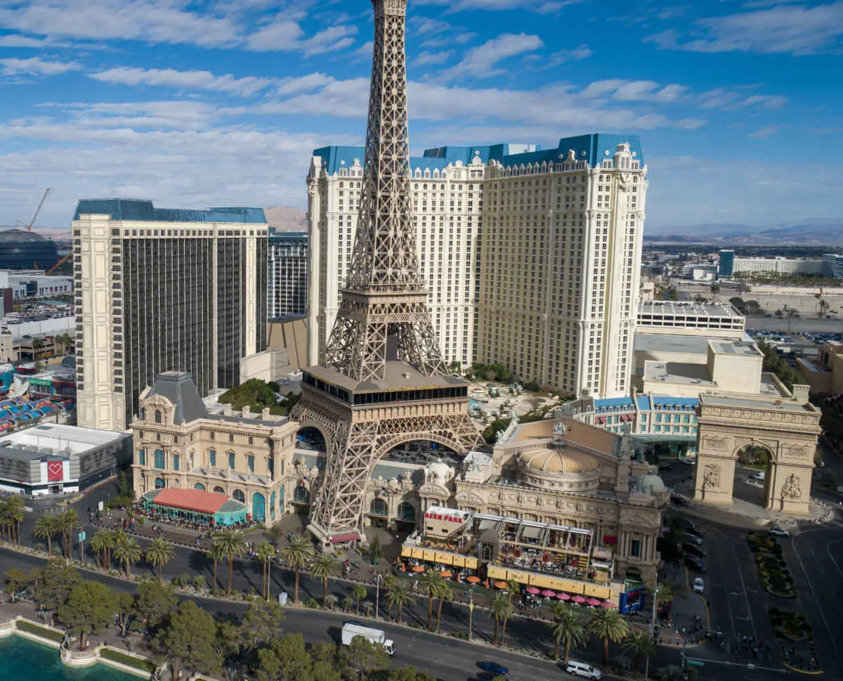 ¡Paris Las Vegas presenta una renovación de $100 millones de dólares en la Torre Versailles con 756 habitaciones de lujo y un puente peatonal!