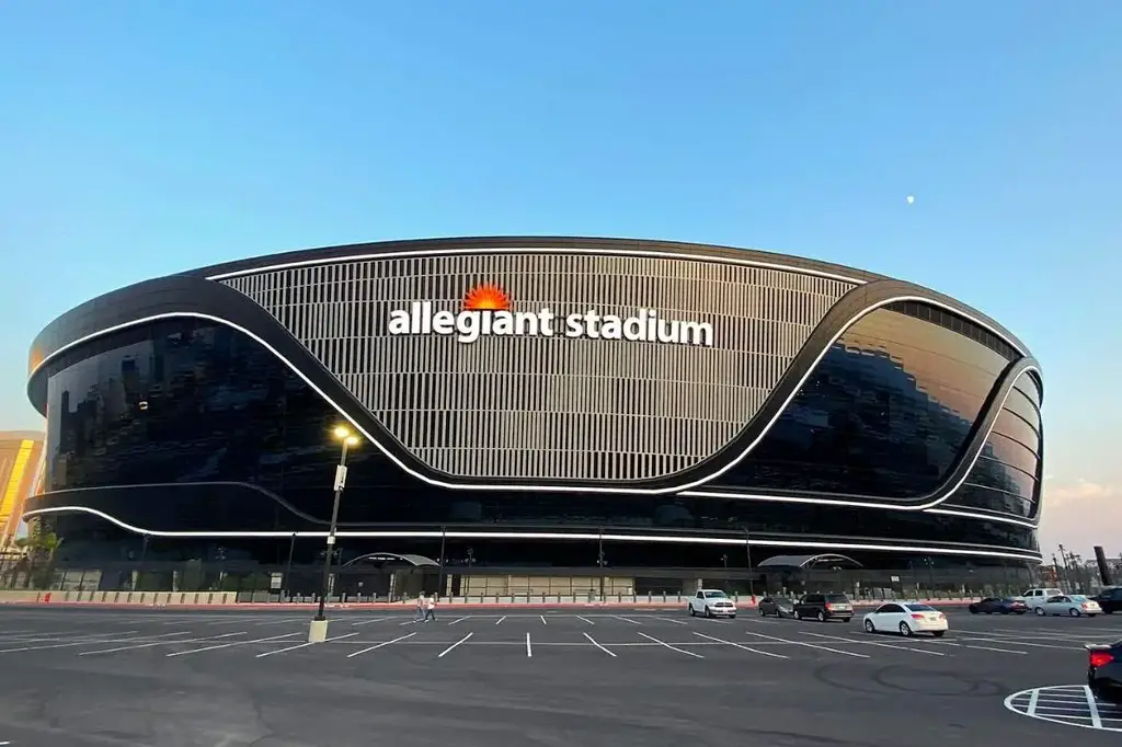 Tour por el Estadio de los Raiders de Las Vegas (Estadio Allegiant por dentro y por fuera)