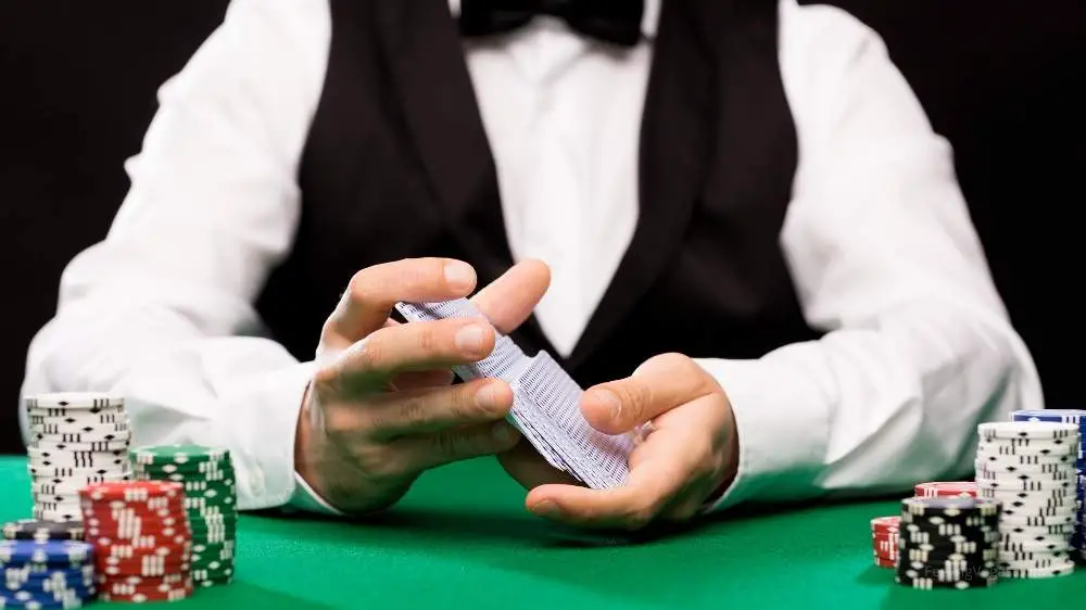 ¿Con qué frecuencia cambian las tarjetas los casinos de Las Vegas? (Reveló)