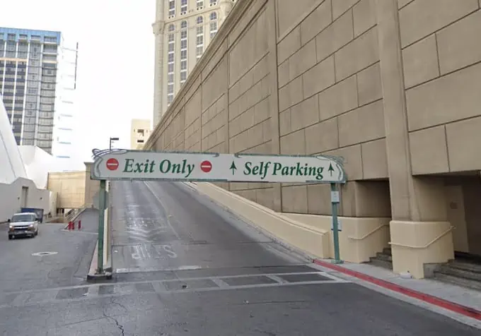 Estacionamiento en París, Las Vegas: tarifas de valet y estacionamiento sin asistencia
