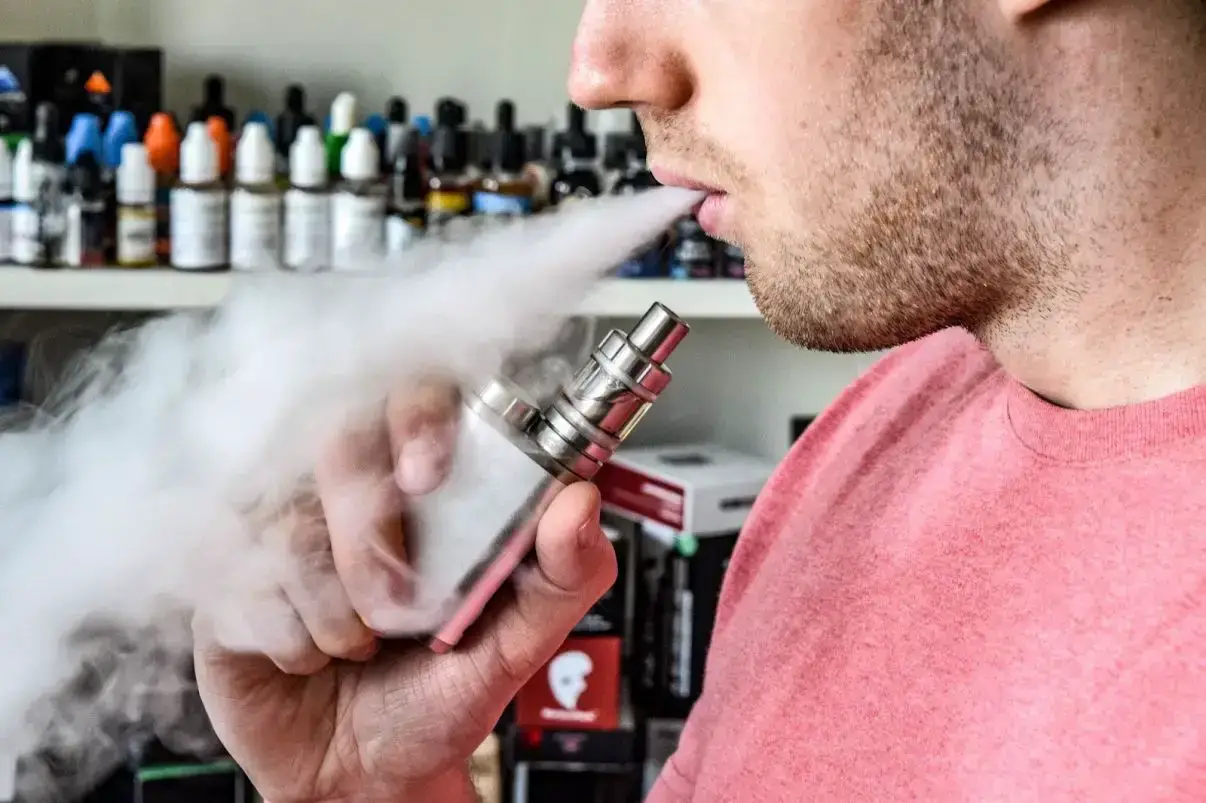 ¿Se puede fumar en las habitaciones de hotel en Las Vegas? (Lo que necesitas saber)