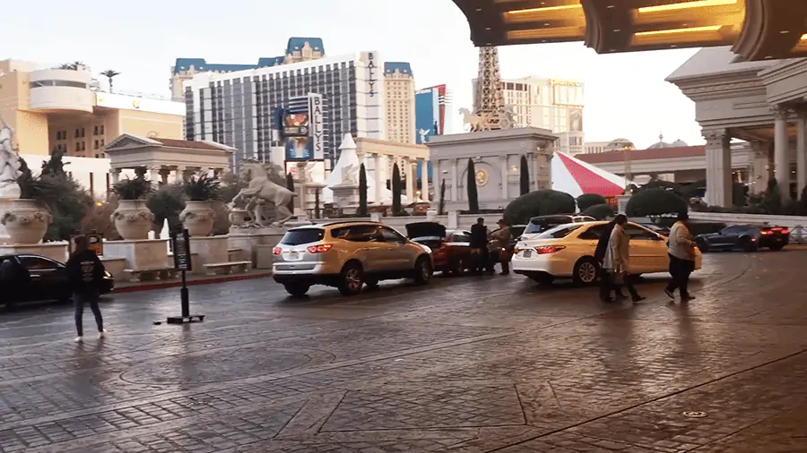 Estacionamiento en Caesars Palace: tarifas de valet y estacionamiento sin asistencia