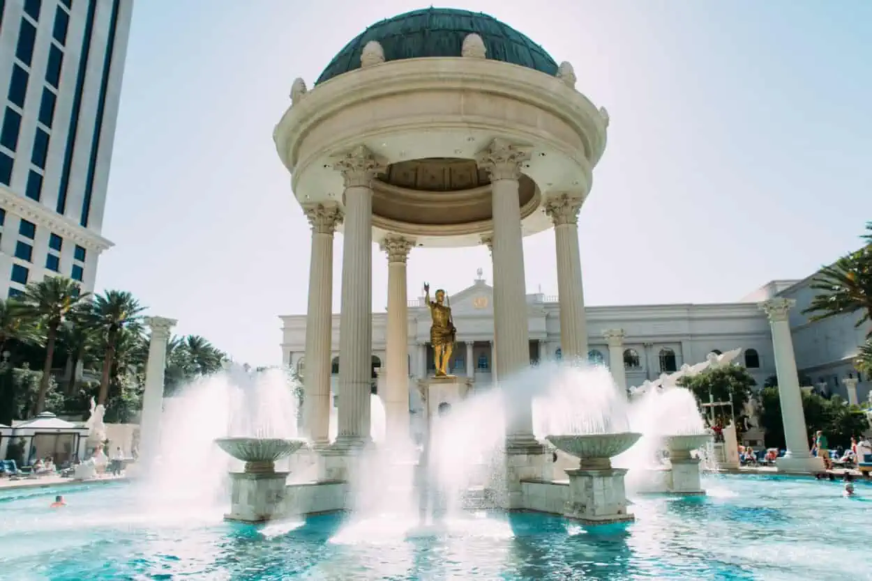 Boda en Caesars Palace: Paquetes, Capillas y Costos