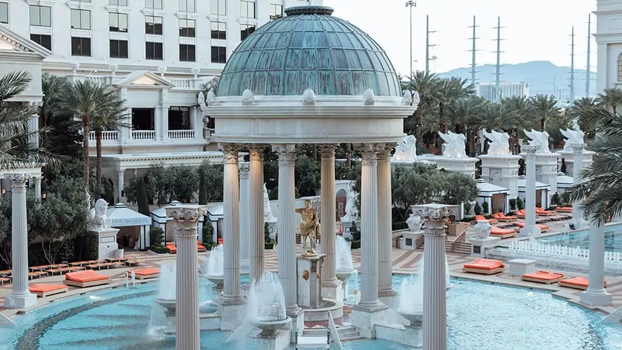 Boda en Caesars Palace: Paquetes, Capillas y Costos
