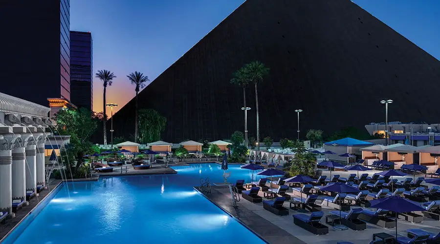 Piscina Luxor: Horarios, Cabañas y Tarifas