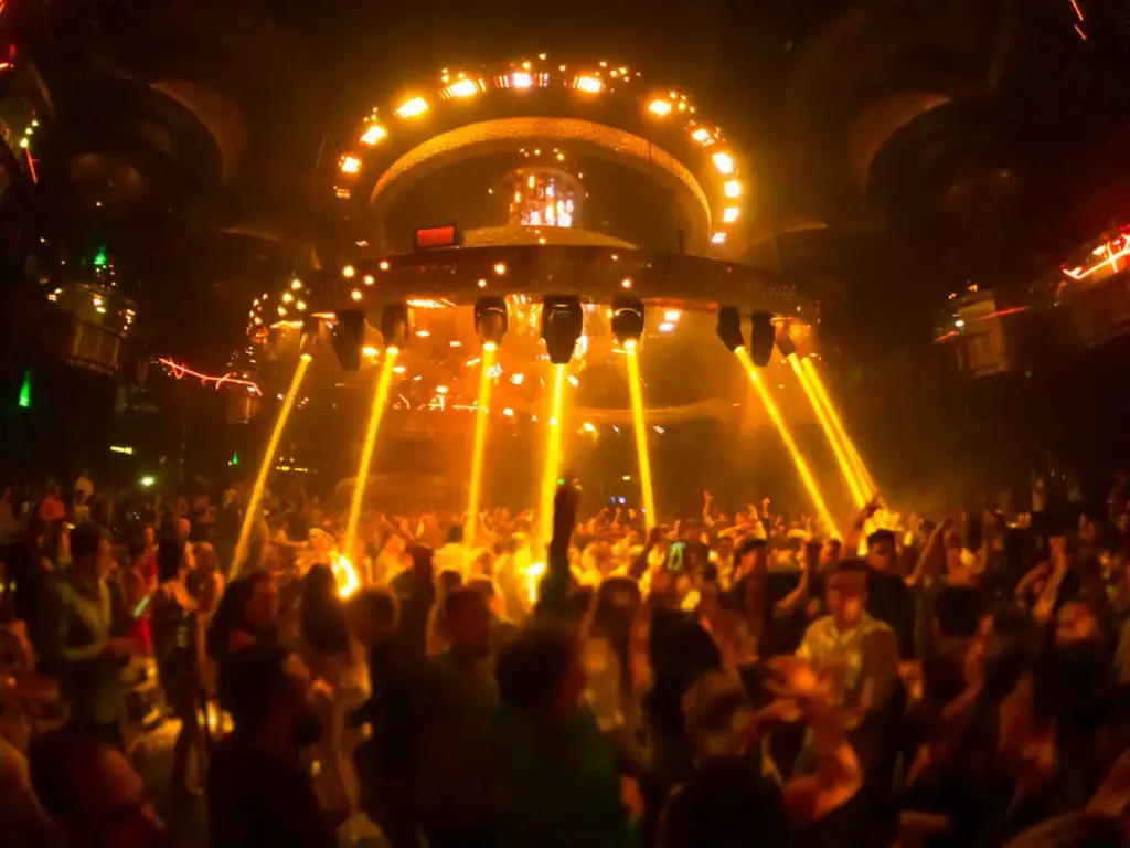 7 clubes con códigos de vestimenta informal en Las Vegas (y qué ponerse) 7 clubes con códigos de vestimenta informal en Las Vegas (y qué ponerse)