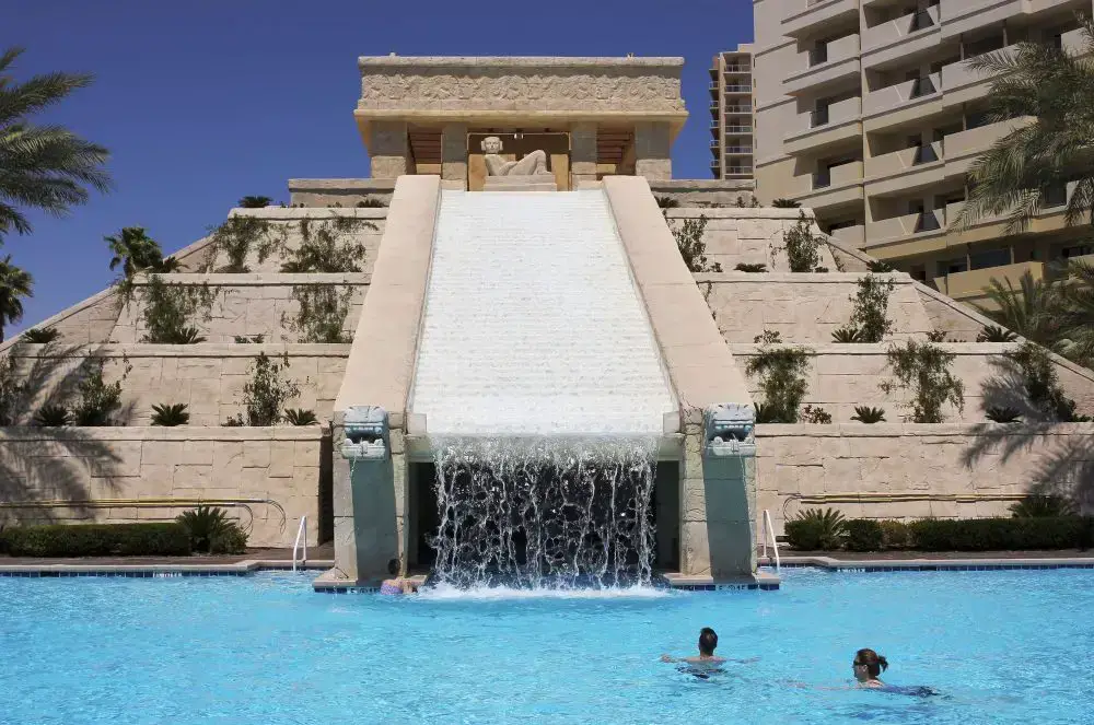 Las 14 mejores piscinas familiares en Las Vegas (¡aptas para niños!) Las 14 mejores piscinas familiares en Las Vegas (¡aptas para niños!)