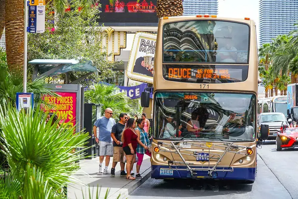Viaja en The Deuce para explorar el Strip y el centro (costo y ruta)