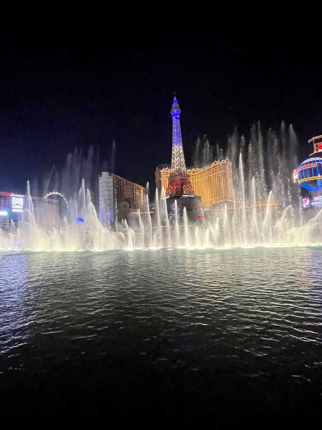 Espectáculo nocturno de la fuente del Bellagio Las Vegas: comida, diversión y lugares lejanos
