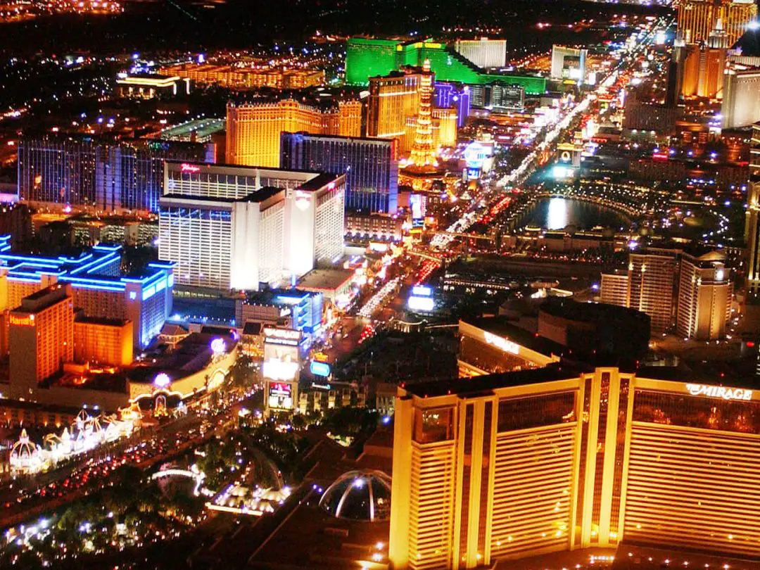 Las Vegas Strip adopta una nueva y controvertida ley - TheStreet