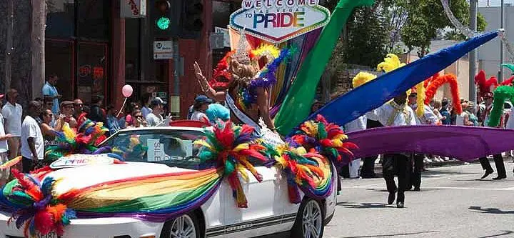 Las Vegas Gay Pride 2024 Un desfile nocturno del orgullo gay en la Ciudad del Pecado