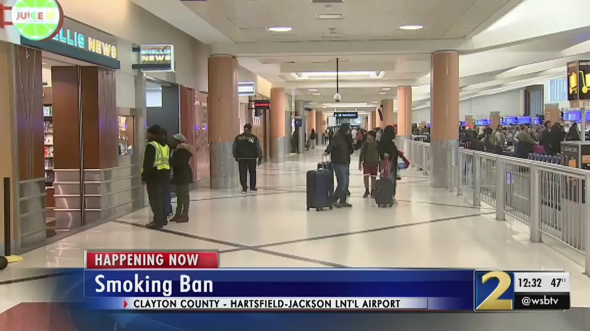 El aeropuerto de Atlanta cierra las salas para fumadores y se vuelve libre de humo dentro del aeropuerto