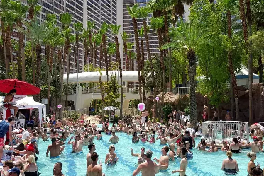 Descubre la espectacular piscina del circo más grande de Las Vegas...