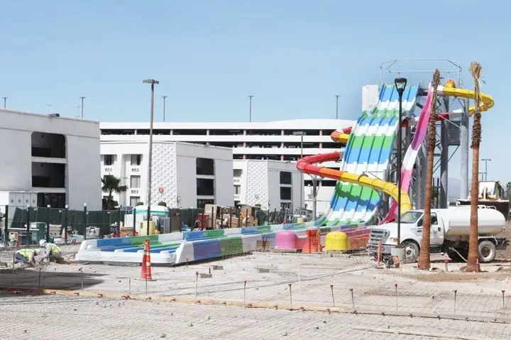 Circus Circus amplía el complejo de piscinas, incluido un tobogán acuático de 50 pies