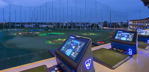 Golf, salón de fiestas, bar deportivo y restaurante |