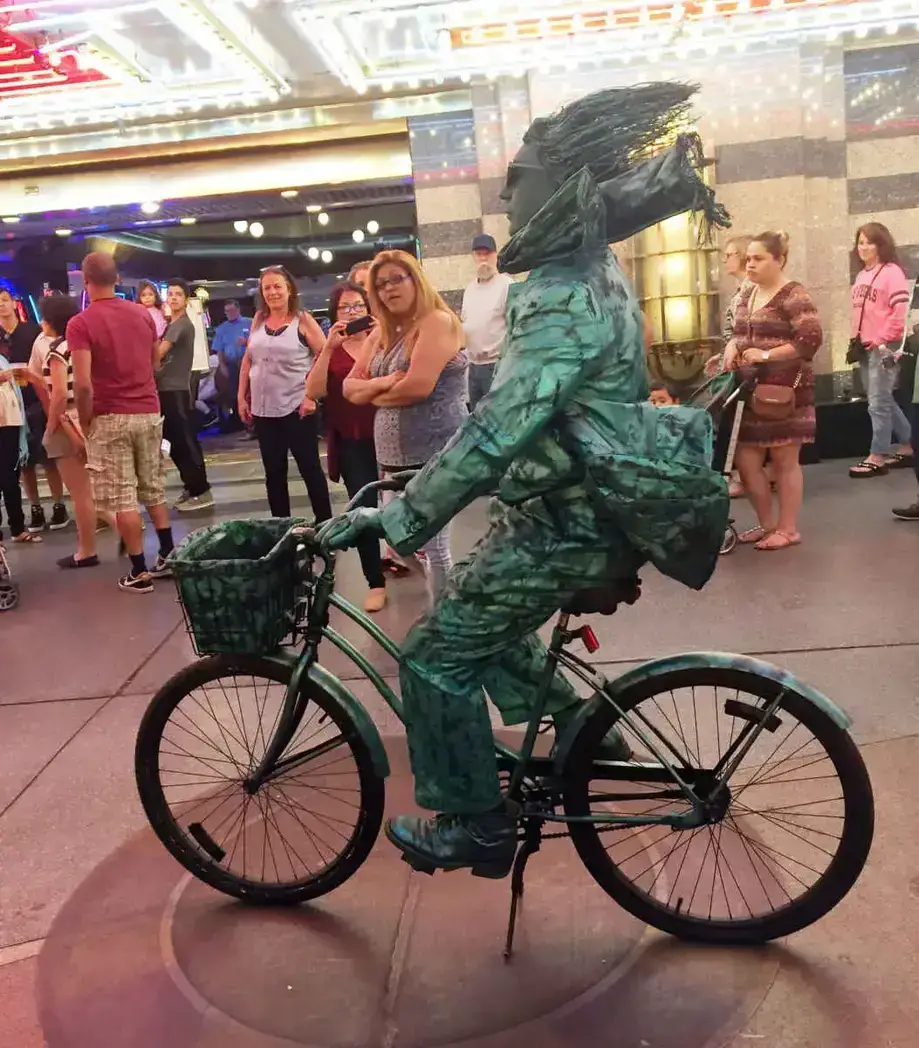 ¿Cuánta propina les das a los artistas callejeros en Las Vegas? (Consejo de Las Vegas) ¿Cuánta propina les das a los artistas callejeros en Las Vegas? (Consejo de Las Vegas)