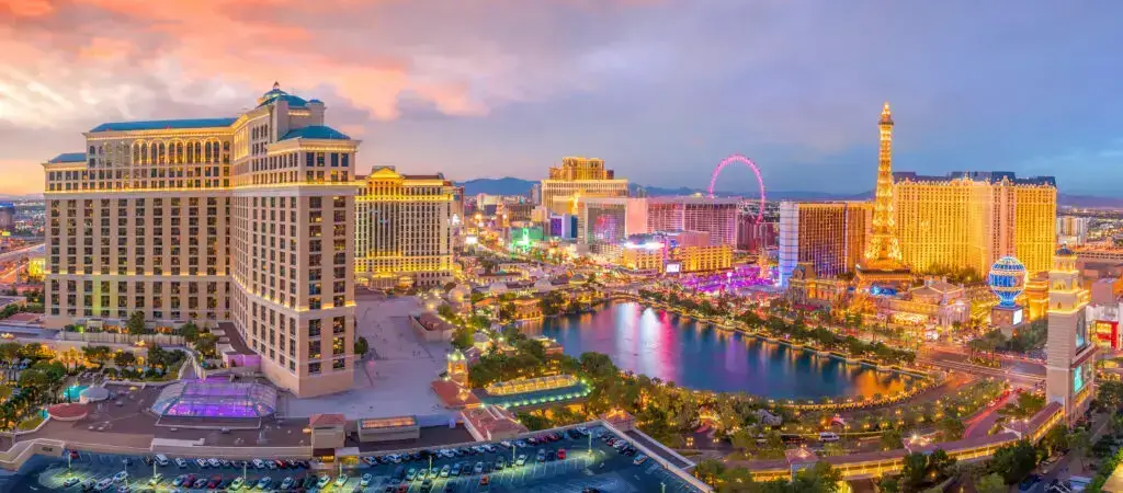 ¿Puedes registrarte en un hotel en Las Vegas si eres menor de 21 años?